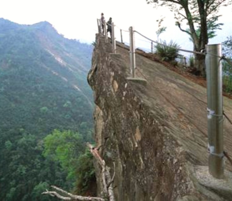 斯比斯比鐵達尼峭岩